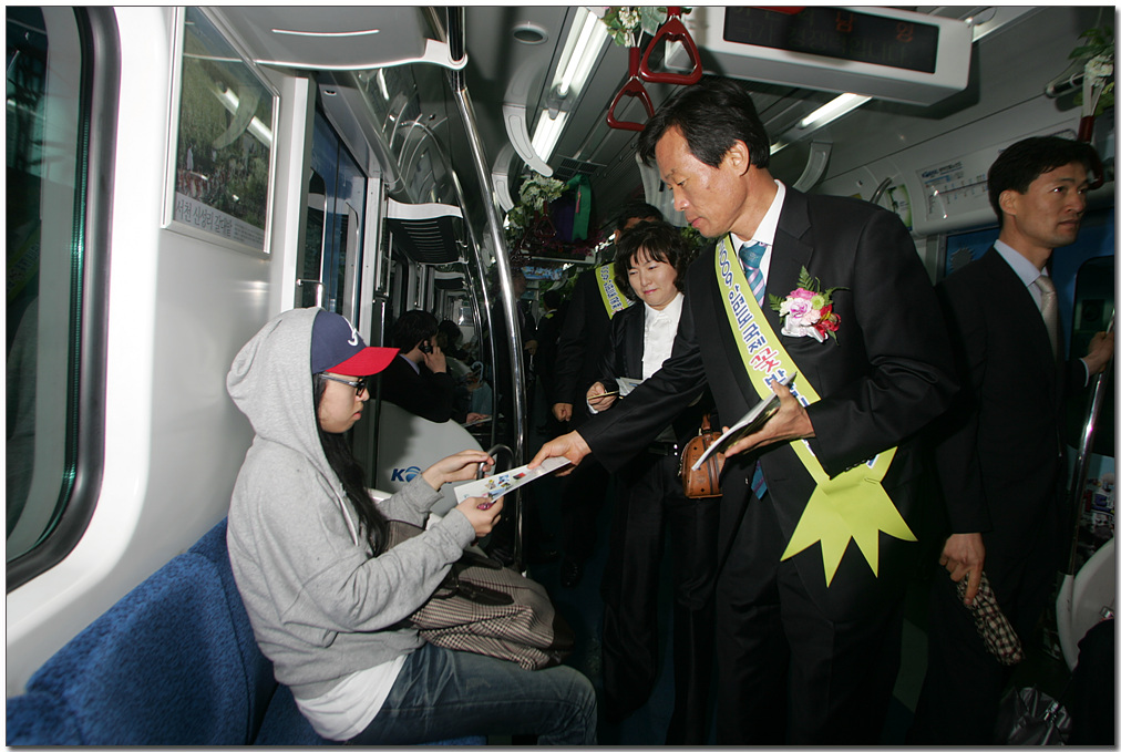 나소열 군수가 서울지하철에서 서천군 홍보 전단을 나눠주고 있다